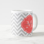 Caneca De Café Grande Monograma Personalizado de cinza e Coral Chevron<br><div class="desc">Padrão chevron de zigzag chic girly girly cômoda com nome monograma personalizado e inicial em um quadro quatrefoil. Presentes personalizados e admiráveis! Clique em Personalizar para alterar as fontes e cores do monograma para uma única design.</div>