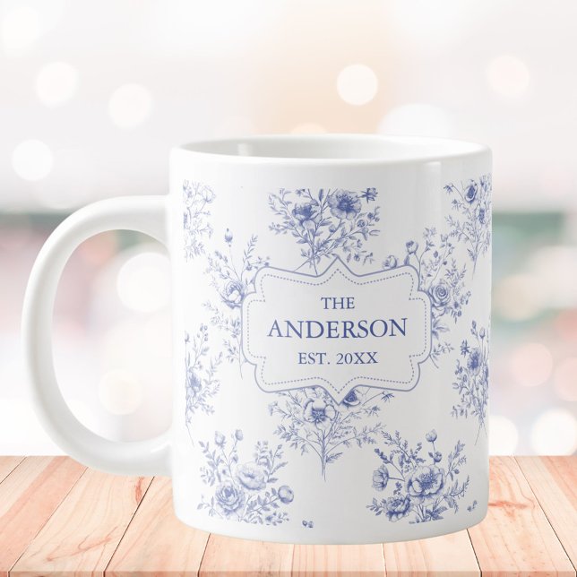 Caneca De Café Grande Monogrammed Classic Blue Flowers Floral Pattern (In situ)