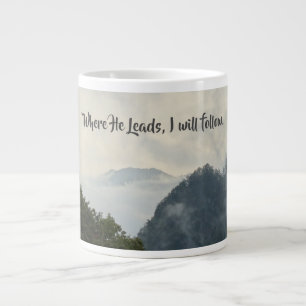 Caneca De Café Grande Montanhas à Distância da Mistura em um