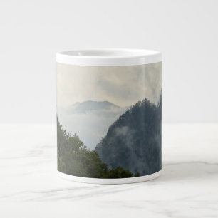 Caneca De Café Grande Montanhas à Distância da Mistura em um