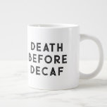 Caneca De Café Grande Morte Antes Do Decaf Funny Typoographic Mug<br><div class="desc">Esta caneca engraçada apresenta a tipografia moderna e a simples,  mas humorística,  frase "morte antes da morte". Um presente de excelente para qualquer um,  especialmente um bebedor de cafeína!</div>
