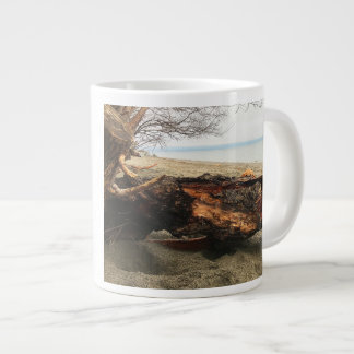 Caneca De Café Grande Murphy leva uma espiada.