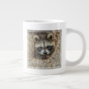 Caneca De Café Grande Ninho de Guaxinim Dentro de uma Cavidade de Árvore
