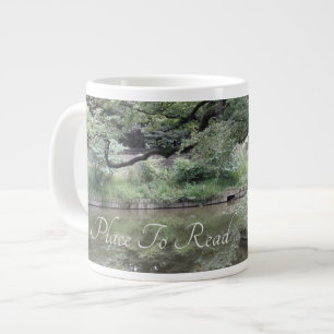 Caneca De Café Grande No Jardim é um lugar para ler em um