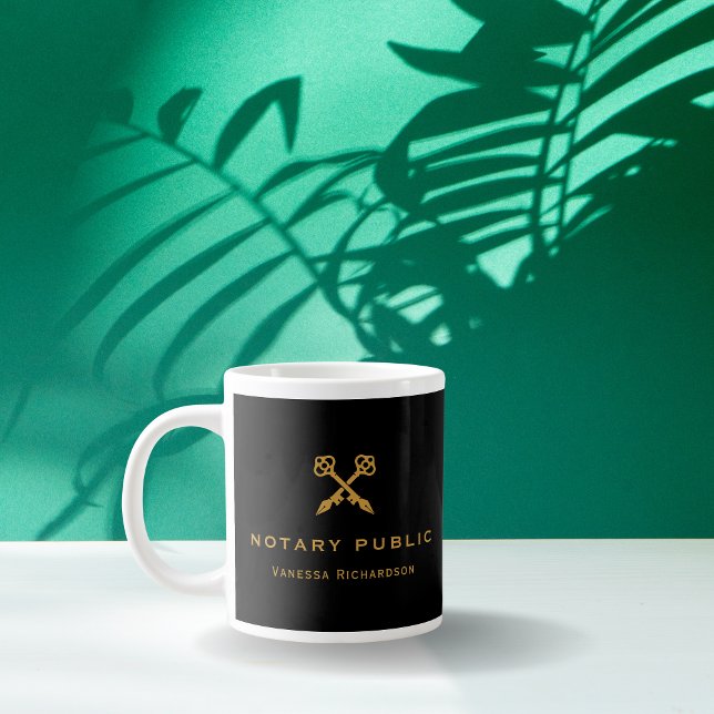 Caneca De Café Grande Nome profissional de Canetas Pretas e Douradas Cru (Criador carregado)