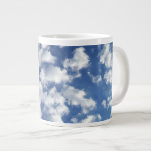 Caneca De Café Grande Nuvens Puffy No Céu Azul