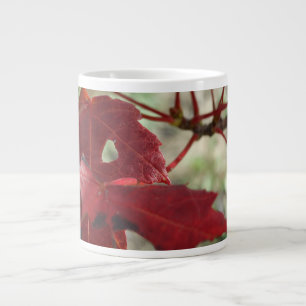 Caneca De Café Grande O calor das folhas vermelhas desfocadas em um