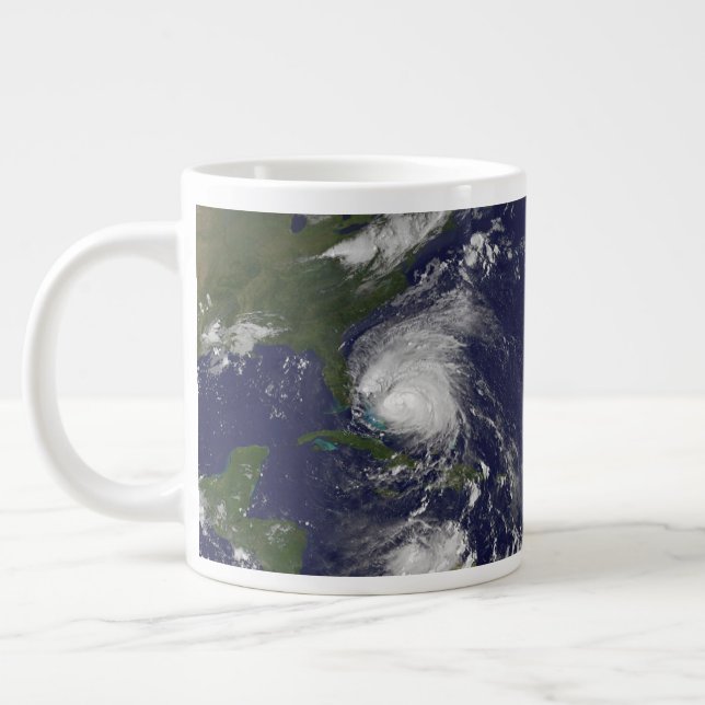 Caneca De Café Grande O Furacão Irene Se Movendo Através Das Bahamas. (Esquerda)