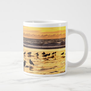 Caneca De Café Grande O Mar Gola Na Praia Ao Sunset