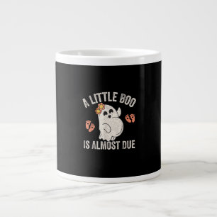 Caneca De Café Grande O Pequeno Boo Está Quase No Fim Da Gravidez Do Dia