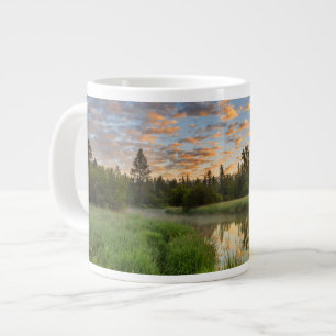 Caneca De Café Grande O rio Whitefish com belas nuvens ao nascer do sol