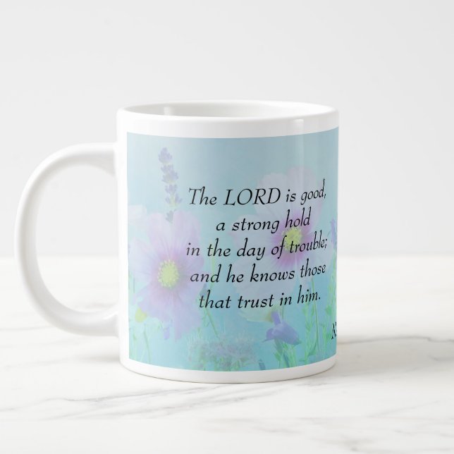 Caneca De Café Grande O Senhor É Bom - Nahum 1:7 (Esquerda)