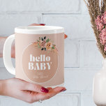 Caneca De Café Grande Olá, Bebê, Chá de fraldas Moderno Boho<br><div class="desc">Traga um toque de chic bu para dar presente para um chá de fraldas, um brunch de bebê ou um chá alto. É fácil personalizar o texto para se adequar ao seu evento! Manchete: "Olá, Bebê" e espaço para o nome e evento dos pais. Apresentando tons cor-de-rosa e bege empoeirados...</div>