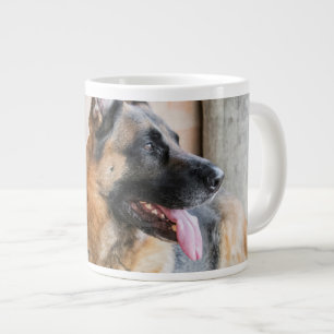 Caneca De Café Grande Ovinos Alemães Descansados Por Bacia De Água