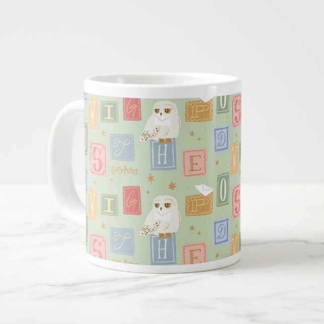 Caneca De Café Grande Padrão de Letra em Bloco Hedwig Post (Frente Esquerda)