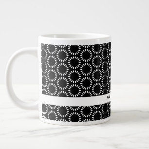 Caneca De Café Grande Padrão de Mandala de Pétala Preto e Branco Elegant