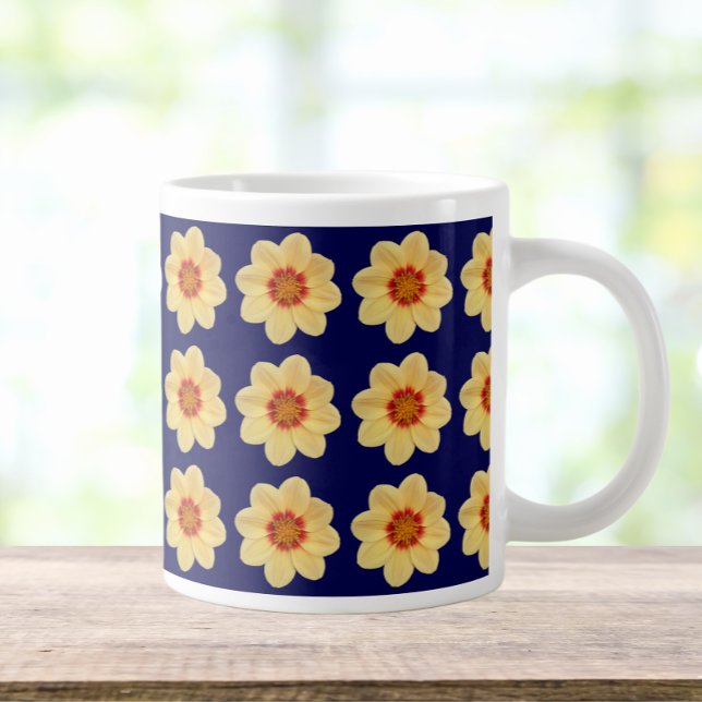 Caneca De Café Grande Padrão Floral Amarelo Dahlia no Azul (In Situ)