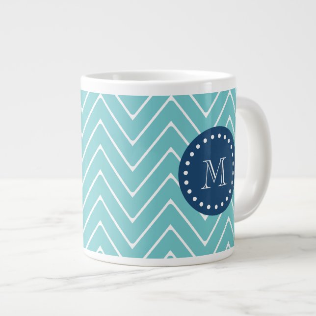 Caneca De Café Grande Padrão Marinho Azul, Chevron Teal| Seu Monograma (Frente Esquerda)