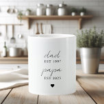 Caneca De Café Grande Pai Personalizado e Papa EST Mug | Dia dos Pais<br><div class="desc">Celebrar uma vida de amor e legado com este elegante Pai & Papa EST jumbo caneca. Apresentando duas datas personalizadas para quando ele se tornou pai e avô, este design minimalista faz o presente perfeito para o Dia do Pai, aniversários ou novos anúncios de avós. Adicione um toque personalizado ao...</div>