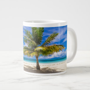 Caneca De Café Grande Palm na praia branca da areia