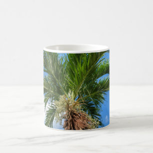 Caneca De Café Grande palmeira no céu azul em dia ventoso