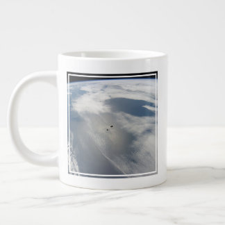 Caneca De Café Grande Pequenos Satélites Orbitam Acima De Uma Parte Da T