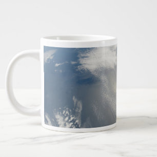 Caneca De Café Grande Pequenos Satélites Orbitam Acima De Uma Parte Da T