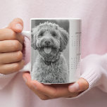 Caneca De Café Grande Personalizar Mug de Calendário de Cães 2025 com Fo<br><div class="desc">Comemore seu amigo peludo o ano todo com esta caneca de calendário de 2025 personalizada com a foto do seu cachorro. Esta caneca personalizada combina funcionalidade com charme, mostrando um calendário de ano de cheio e uma foto carinhosa de seu filhote. A maneira perfeita de começar suas manhãs, esta caneca...</div>