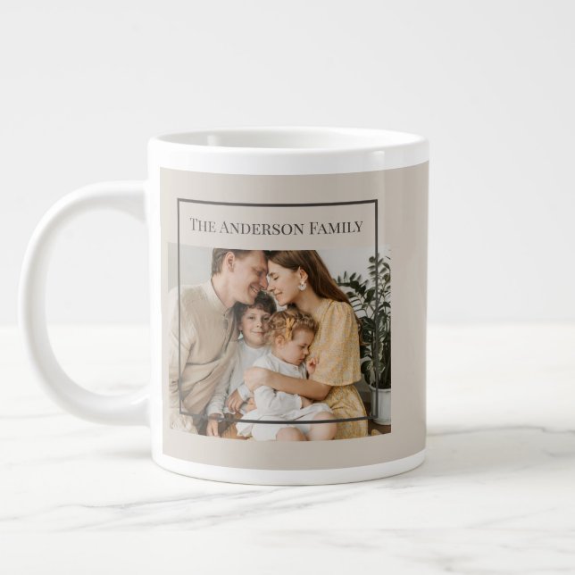 Caneca De Café Grande Personalized Family Photo | Custom Family Name  (Esquerda)