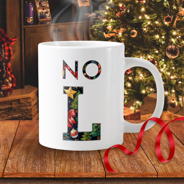 Caneca De Café Grande Piada "Sem R" Personalizada de Natal (A Christmas mug with 'No L' caption in decorative letters, personalized with a name on the back)