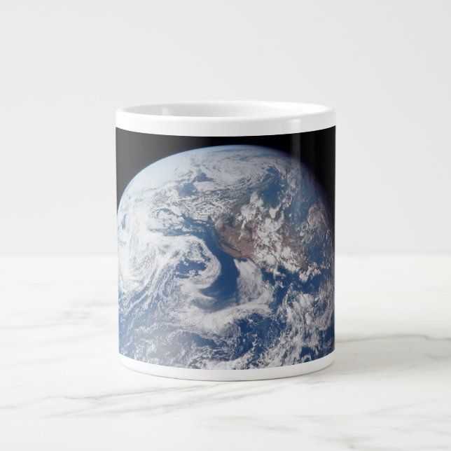Caneca De Café Grande Planeta Terra Tirada Pela Tripulação Apollo 11. (Frente)