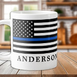 Caneca De Café Grande Policial Personalizado de Linha Azul Moderno<br><div class="desc">Thin Blue Line Flag Coffee Mug - design de bandeira americana em cores da Polícia, design azul preto moderno. Perfeito para todos os policiais, mães de polícia e esposas de polícia. Personalize com o nome do policial, o número do crachá ou o nome da família. Esta fina caneca de café...</div>