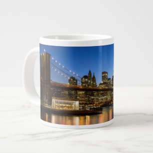 Caneca De Café Grande Ponte de Manhattan e Brooklyn ao anoitecer