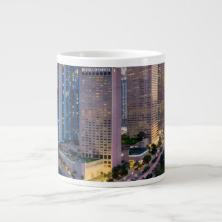 Caneca De Café Grande Pôr do sol do horizonte de Miami com o Hotel Inter