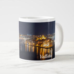 Caneca De Café Grande Porto de Malta iluminado à noite