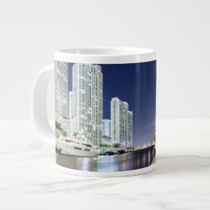 Caneca De Café Grande Prédios ao longo do rio Miami