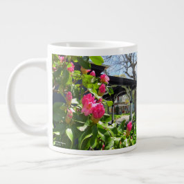 Caneca De Café Grande Primavera Blooms em Cottage City - Martha's Vineya