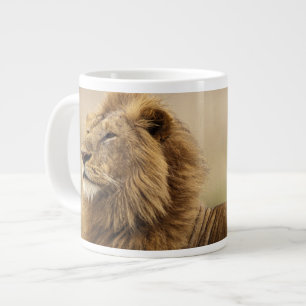 Caneca De Café Grande Quênia, Masai Mara. Leão macho adulto no cupim