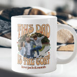 Caneca De Café Grande Retro Este Pai é o Mug Fotográfico do Capô<br><div class="desc">Uma caneca de cabra retrô para pai com foto personalizada. Sua foto será exibida em forma de adesivo de borda ondulada e enquadrada com "pai é a cabra". Personalize com o(s) nome(s) do(s) filho(s) ou qualquer texto que você quiser. Use a mesma foto na frente e atrás ou uma foto...</div>