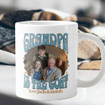 Caneca De Café Grande Retro Grandpa é o Goat Photo Giant Mug<br><div class="desc">Uma caneca de cabra retrô para o avô com foto personalizada. Sua foto será exibida em forma de adesivo de borda ondulada e enquadrada com "vovô é cabra". Personalize com o(s) nome(s) do(s) neto(s) ou netos ou qualquer texto que você quiser. Use a mesma foto na frente e atrás ou...</div>