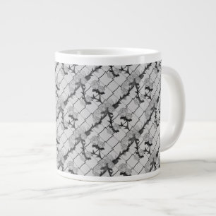 Caneca De Café Grande Rosa Fantasma Subindo uma Cerca de Corrente com Ví