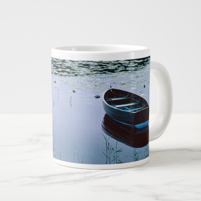Caneca De Café Grande Rowboat em lago pequeno, rodeado de água (Frente Esquerda)