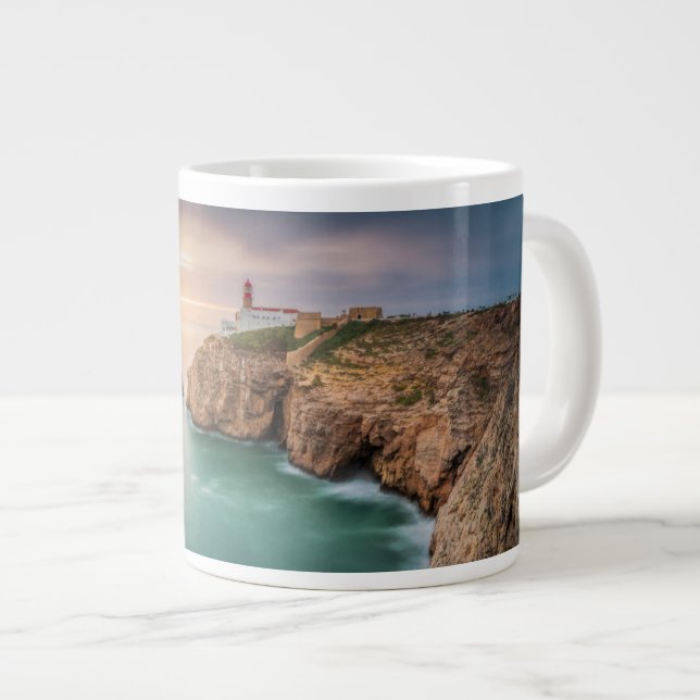 Caneca De Café Grande Rua do Cabo. | Sagres, Algarve, Portugal (Frente Esquerda)