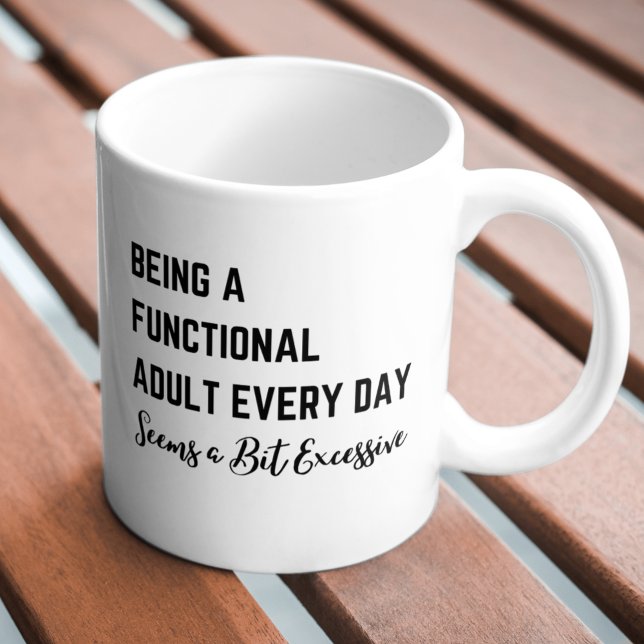 Caneca De Café Grande Ser um adulto funcional todos os dias parece um po (Being a Functional Adult Everyday Seems a Bit Exce Giant Coffee Mug)