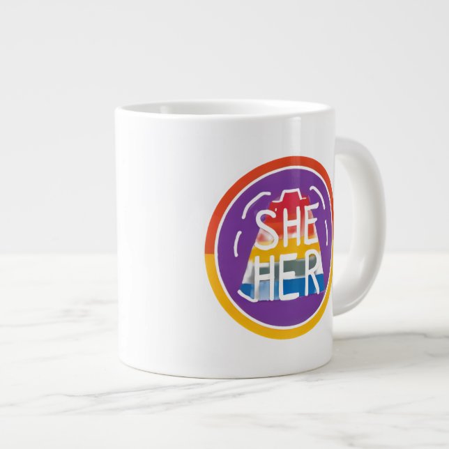 Caneca De Café Grande SHE/Sua Pronoun Rainbow Circle Pride (Frente Esquerda)