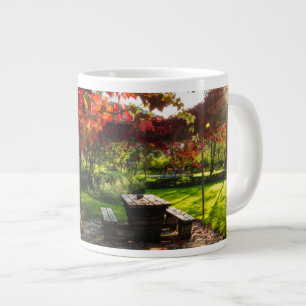 Caneca De Café Grande Sol através das folhas de outono, Croácia