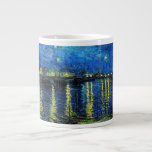 Caneca De Café Grande Starry Night Over the Rhone por Vincent Van Gogh<br><div class="desc">Starry Night Over the Rhone, por Vincent Van Gogh. Esta é uma antiga obra-prima do pintor mestre holandês Vincent Van Gogh. Esta pintura fina tem uma cor bela, vibrante e saturada. Vincent Van Gogh era um pintor impressionista holandês. Esta pintura foi pintada nas margens de Rhone, na França. Esta imagem...</div>