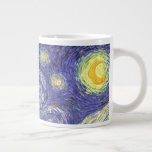 Caneca De Café Grande Starry Night por Vincent van Gogh<br><div class="desc">Starry Night, de Vincent van Gogh, é uma pintura de paisagem urbana de paisagens de apos impressionismo de arte com vista para o Santo Remy, França do asilo de van Gogh. O céu noturno está balançando com nuvens com uma lua crescente brilhante e estrelas brilhantes sobre a pequena vila. Starry...</div>