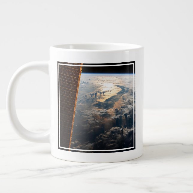 Caneca De Café Grande Sunglint Beams No Mar De Celebes No Sudeste Asiáti (Esquerda)