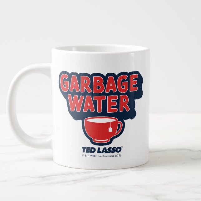 Caneca De Café Grande Ted Lasso | Garbage Water Tea Graphic (Esquerda)